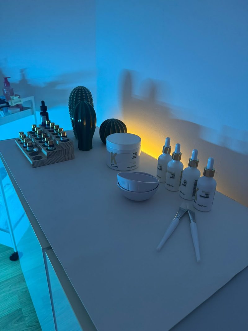 Os produtos italianos do Head Spa, preparados sob a luz azul da sala