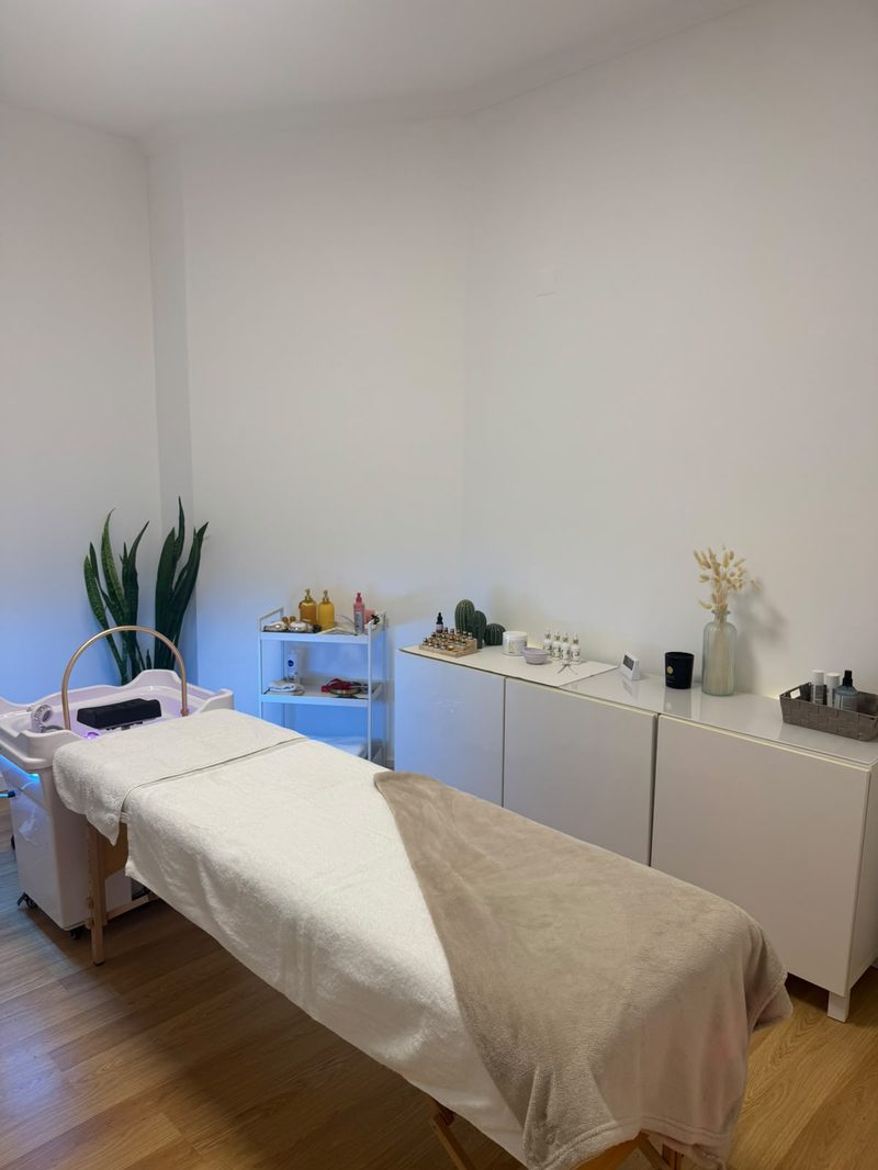 Sala do Head Spa, com a marquesa e a bacia de lavagem