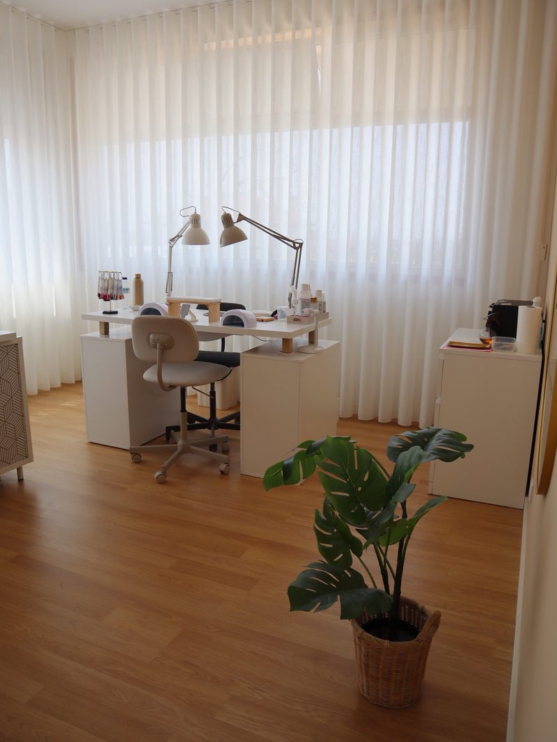 Sala das unhas, com a mesa de manicure junto às cortinas